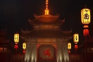 在线免费视频首页主推画面，晴空蓝渐变背景上叠放胶片格与播放三角