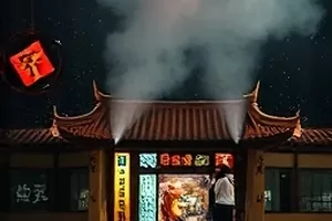 工业纪录玻璃工厂封面，熔炉前工人举着长杆作业