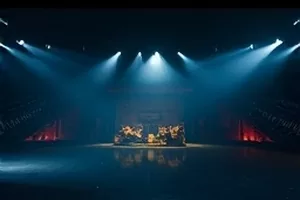 成长剧集风筝与铁轨封面，夕阳下铁轨一直延伸到远处的地平线