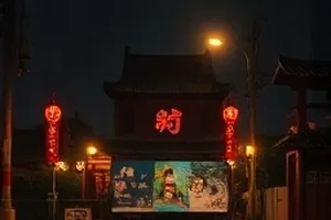 治愈短剧午夜面包房封面，深夜亮着暖黄灯的橱窗与刚出炉的面包